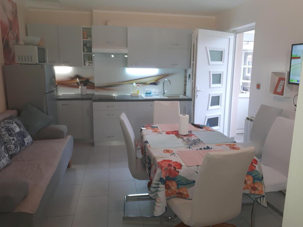 Apartment Lucija Кострена Екстериор снимка